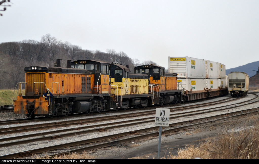 PBNE MP15DC 19 brings a cut of intermodal into River Yard